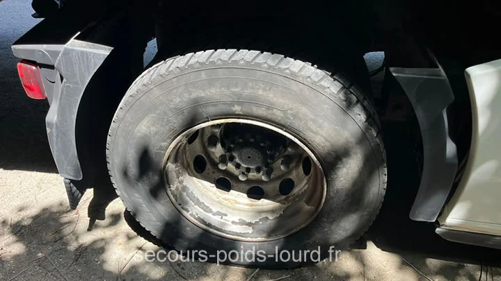 réparation pneu crevé camion poids lourd à Lyon