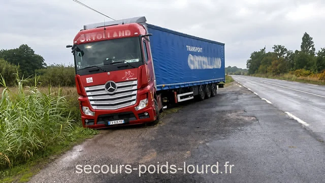 Poids lourd immobilisé en bord de route
